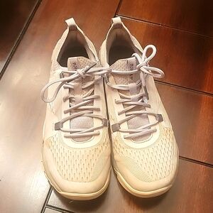 Womens size 8.5 Under Armour gray tennis shoes.